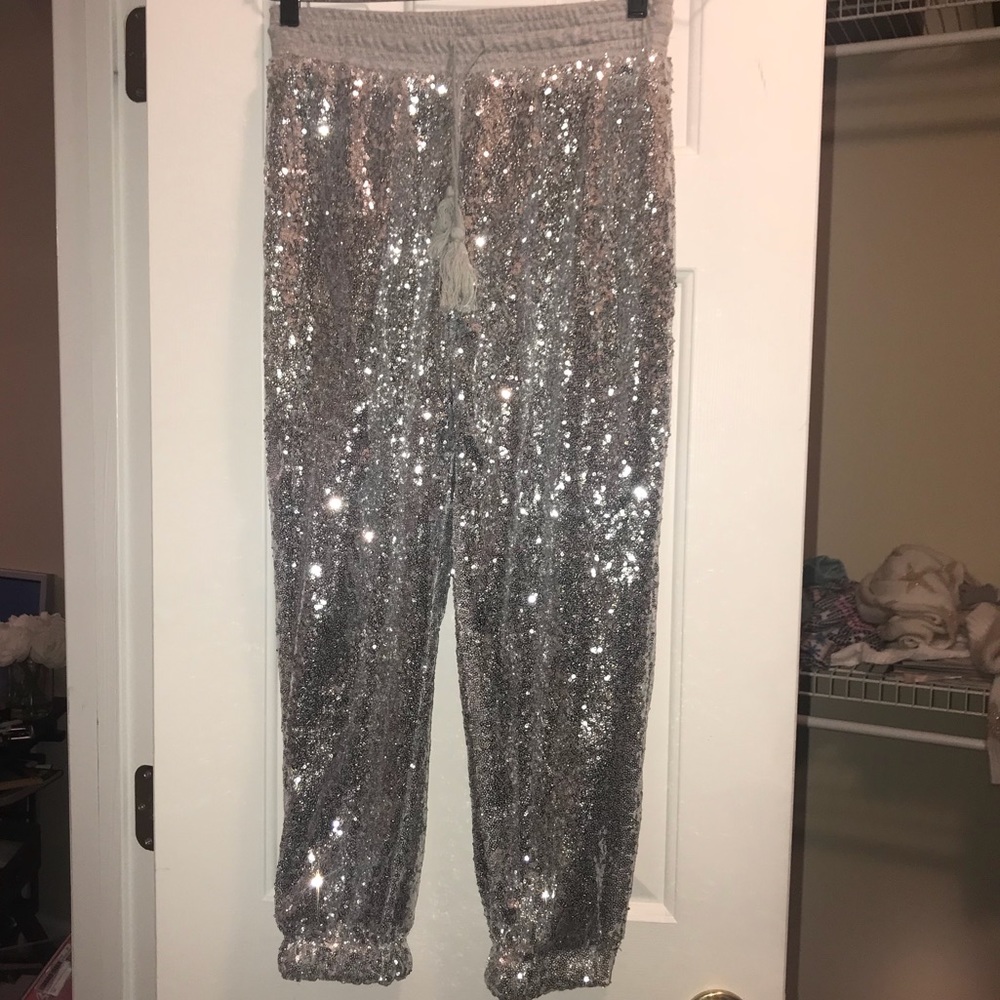 Sequin joggers/ sweatpants !! Super chic 😍😍